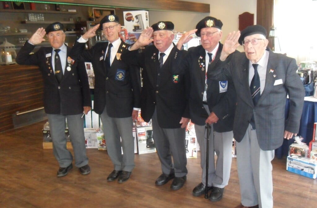 onze oudste veteranen brengen hun eregroet