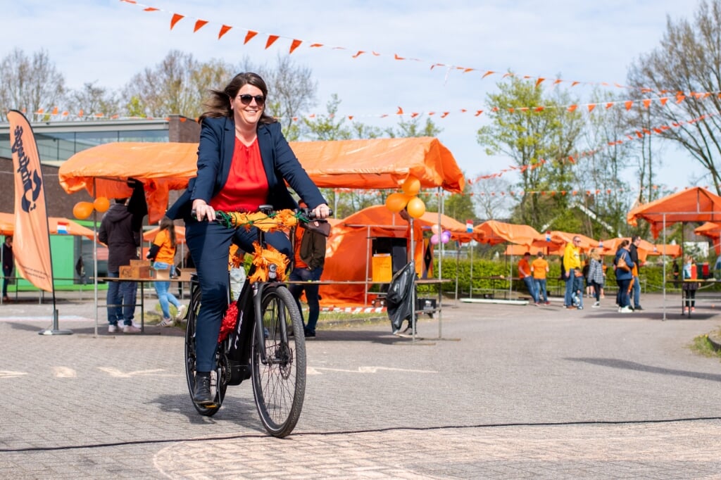 Burgemeester Joyce Vermue showt haar versierde fiets.