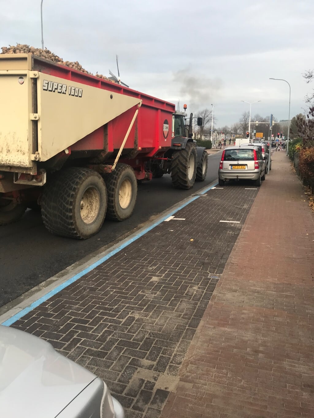 Tractoren op de Poelendaeleweg in Middelburg.