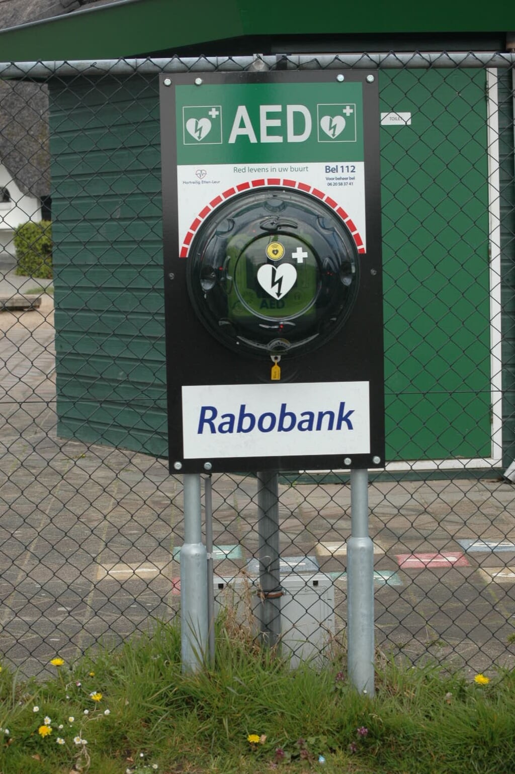 Een AED van hoofdsponsor Rabobank.