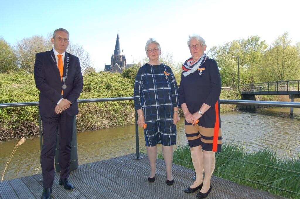 Burgemeester Ruud van den Belt met de tweelingzussen Gerda en Els Schoonen.