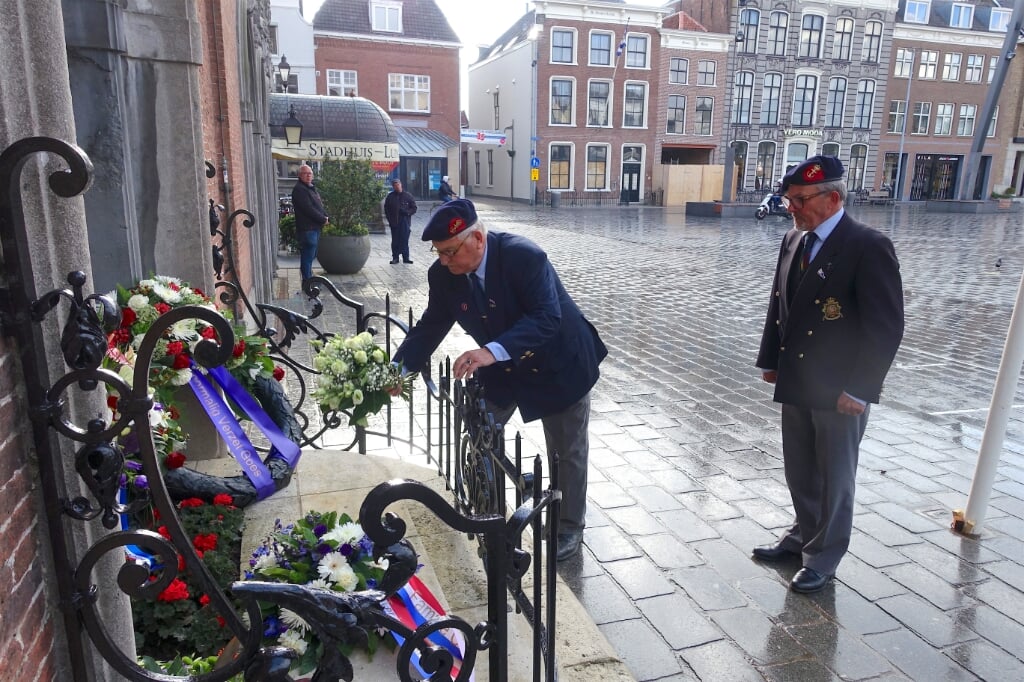 Oud-verzetsstrijder Peter Pellegrino legt bloemen neer.