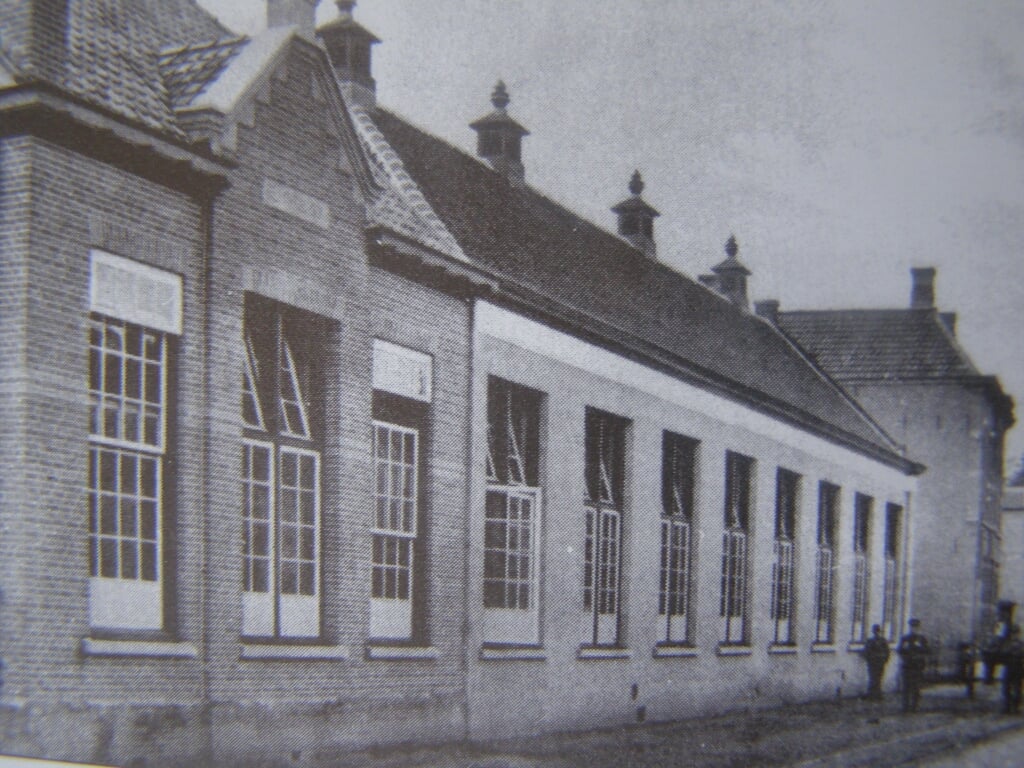 De openbare school anno 1912 die later de bestemming kreeg van gemeentehuis. 