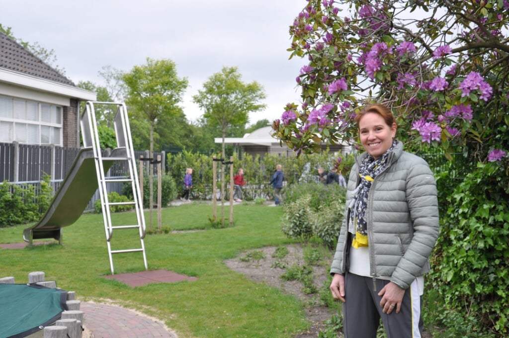 Directeur Annemieke Bakx bij haar groene schoolplein