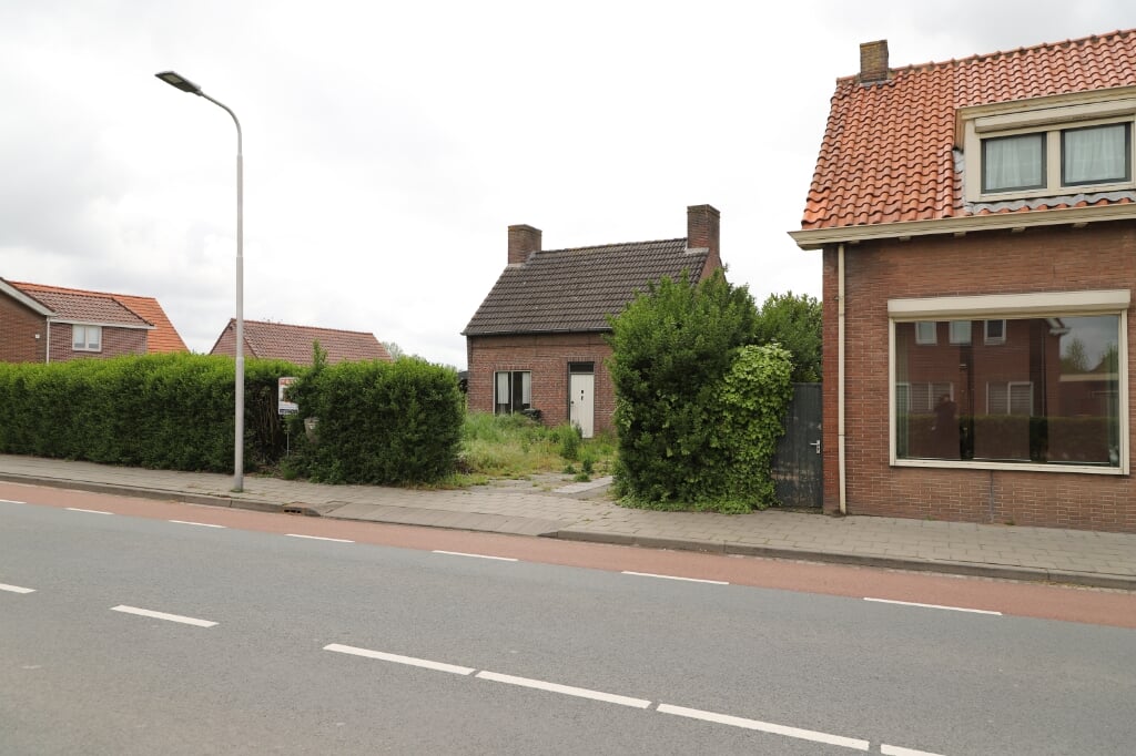 Het vervallen pand aan de Franseweg 99a in Steenbergen.