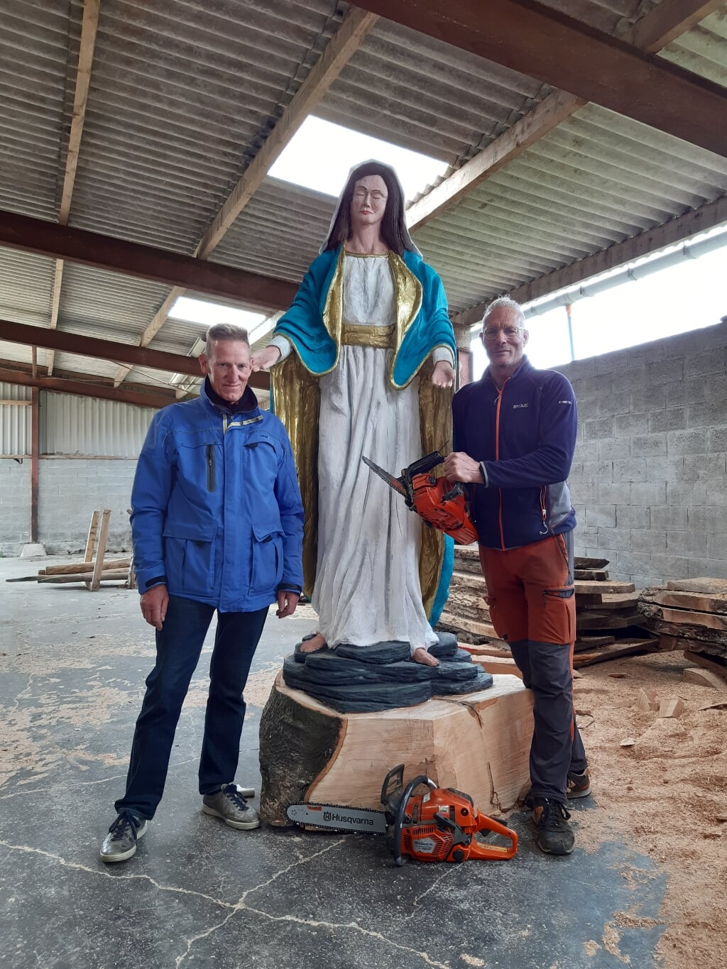Ad Schenk (l) en Peter Verlaan bij het Mariabeeld.
