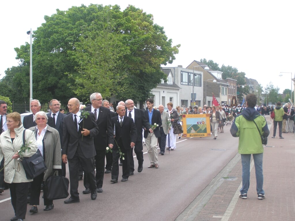 Beeld van de processie naar de Mariagrot naast de Sint Bavokerk in 2008. 