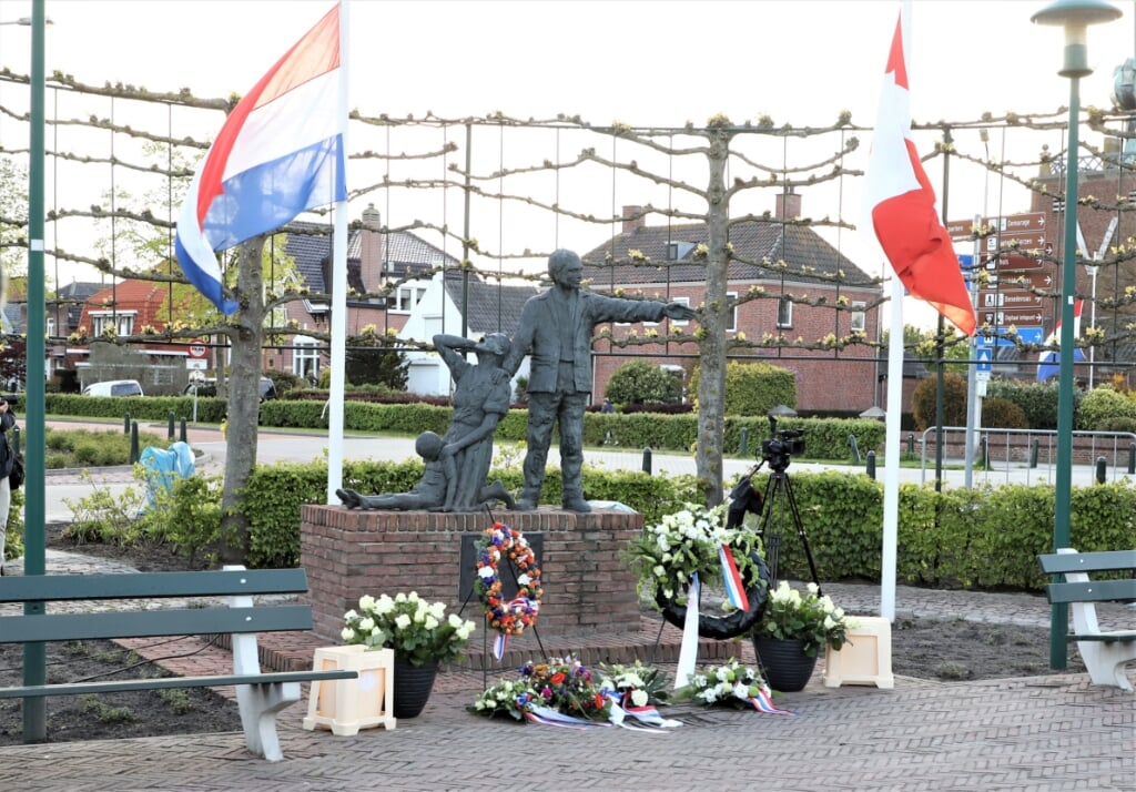 Kransen als eerbetoon bij het herdenkingsmonument in Dinteloord.