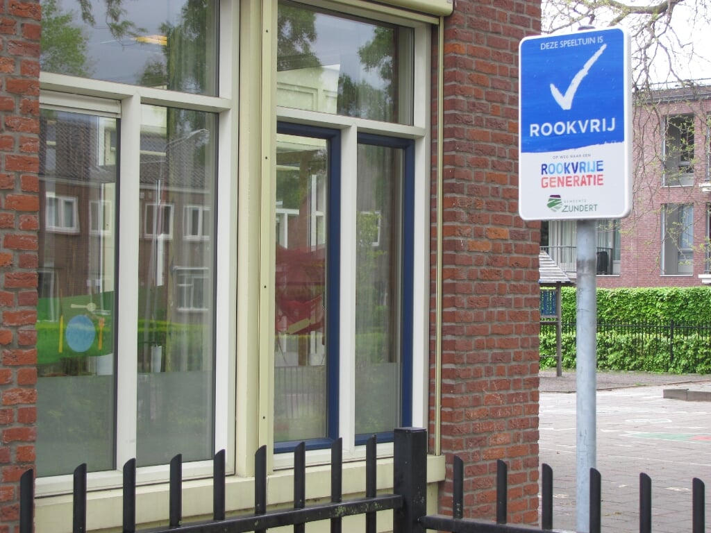 Een van de afgelopen week geplaatste Rookvrije Generatie-borden bij basisschool Zonnebloem.