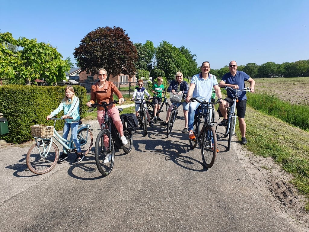 De fanatieke deelnemers van 'Eiland' onderbreken de fietstocht voor een groepsfoto