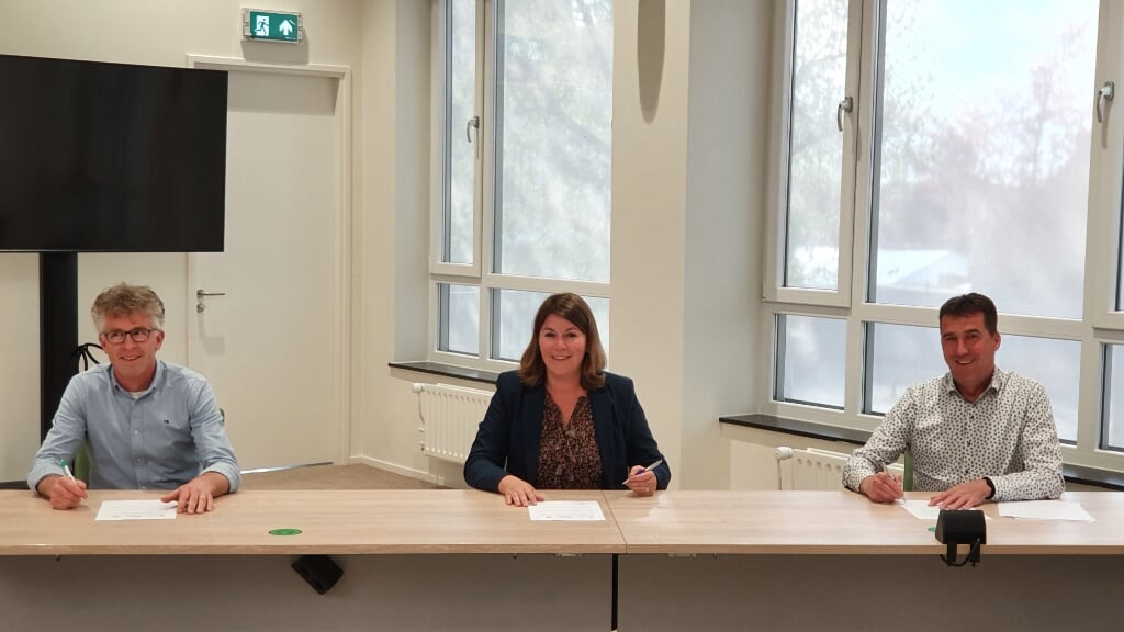 V.l.n.r. Erik Bastiaensen (CLTV Zundert), burgemeester Joyce Vermue en Jos Jochems (Corso Zundert).