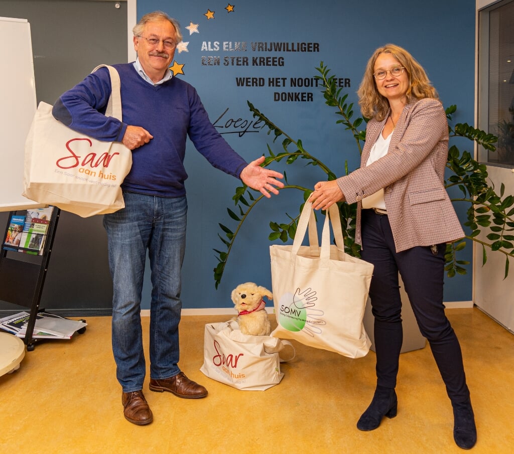 penningmeester van SOMV Carool Maas overhandigt de tassen aan Jolanda van de Sluis van Saar aan huis Zeeland