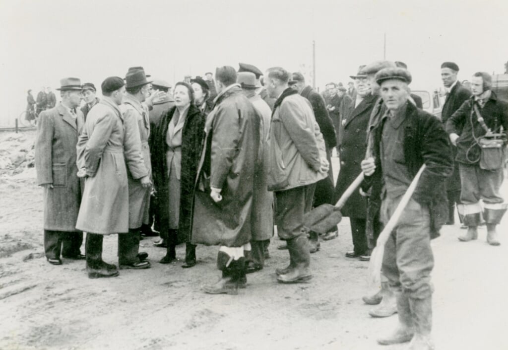 Koningin Juliana bezoekt in 1953 de herstelwerkzaamheden aan de dijken tussen Sint-Annaland en Stavenisse.