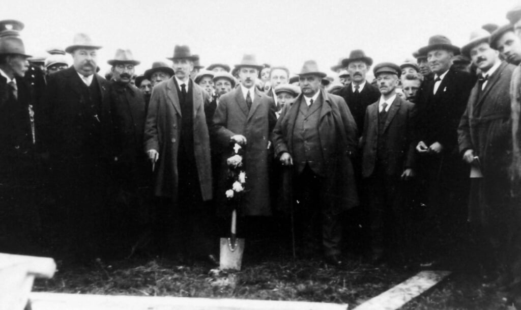 Vóór de start van het werk aan de nieuwe brug in 1927 steekt burgemeester Van der Hoeven de eerste spade in de grond.