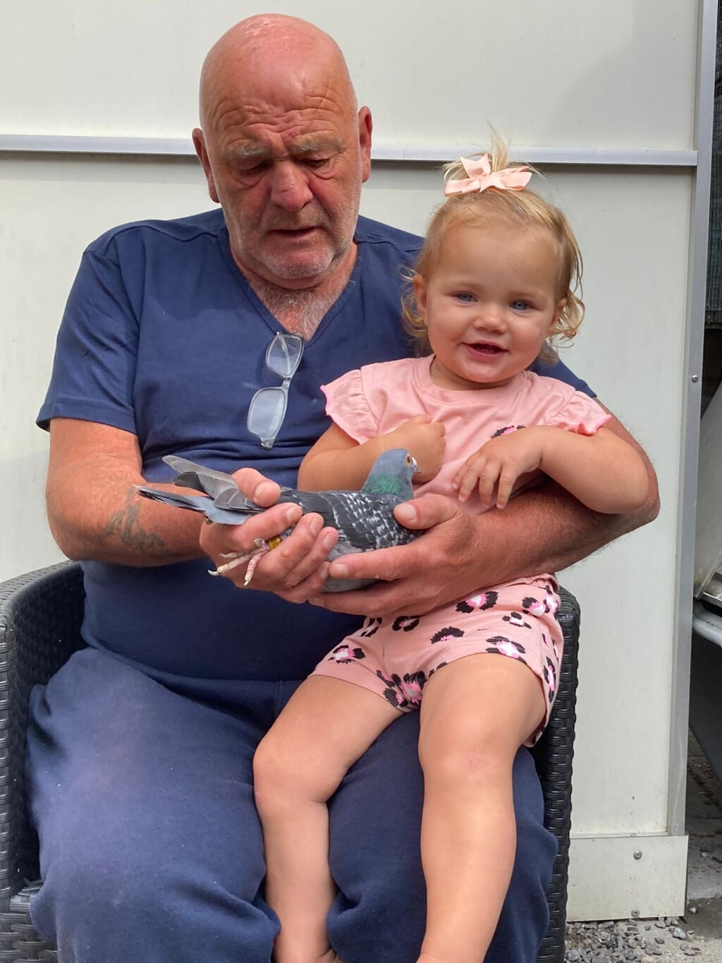 Cees met kleindochter en de winnende duif