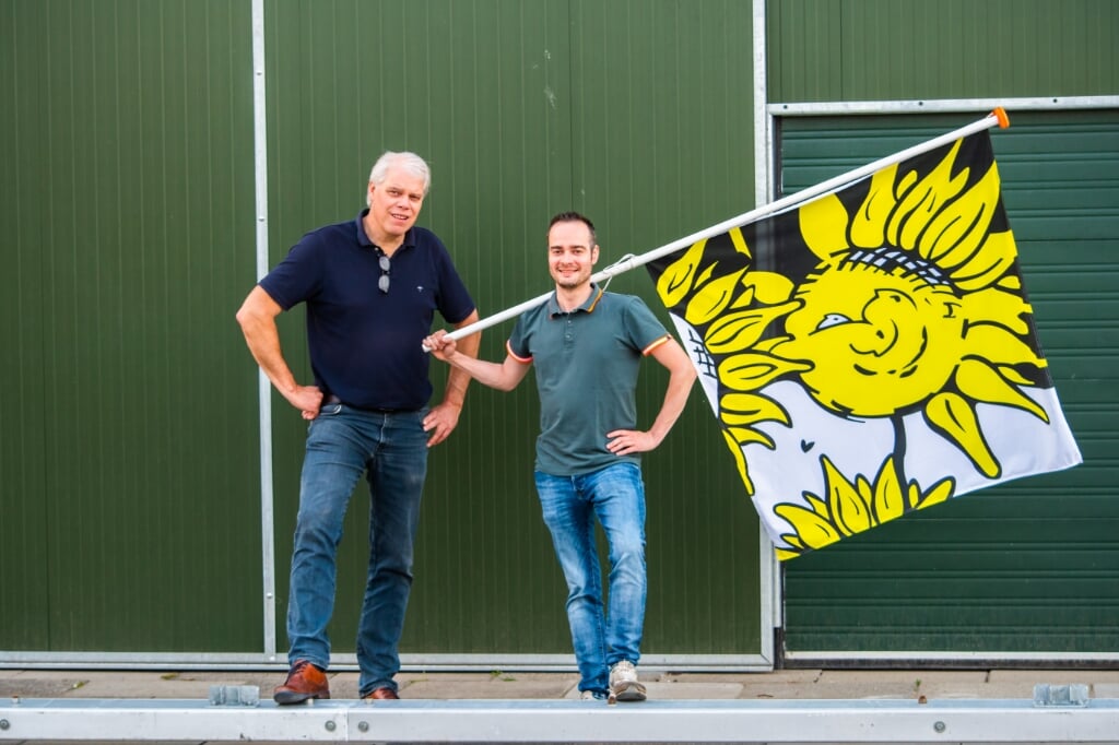 Coen van der Meulen (l) en Niek Melissen (r) voor de nieuwe loods van de buurtschap.