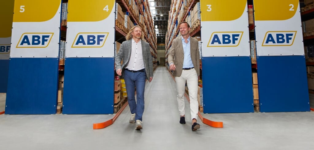 Ben van Oosterhout (r) loopt samen met Quirijn Fabrie (l) door één van de magazijnen van ABF in Roosendaal