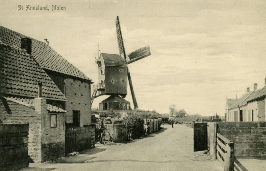 De rode molen met gepotdekseld dak is de oudste molen van het eiland. 