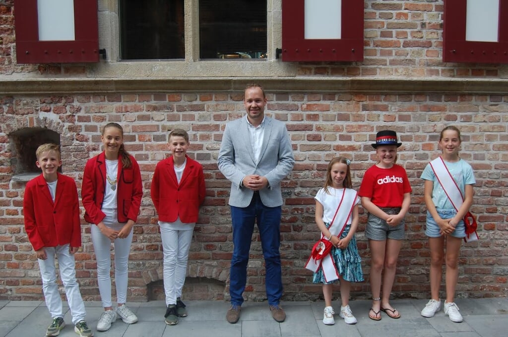 Wethouder Joost de Goffau temidden van het huidige (l) en nieuwe kindercollege.