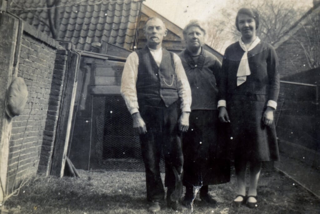 Leendert Adriaan Houtop, Huberdina van Dalsen en Johanna Huberdina (Jo) Houtop rond 1932.