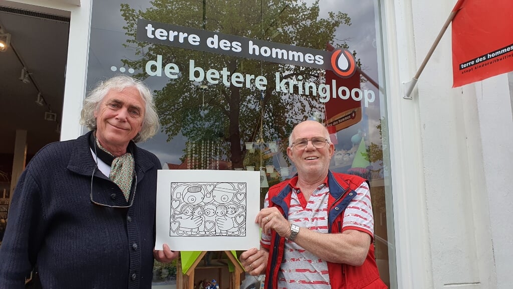 V.l.n.r. kunstenaar Jan-Willem Hament overhandigt de kleurplaat aan bestuursvoorzitter Willem Tak