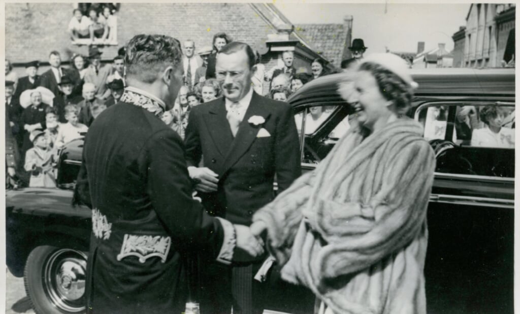 Bezoek Koningin Juliana en Prins Bernhard aan Tholen met de Commissaris van de Koningin in 1950. 