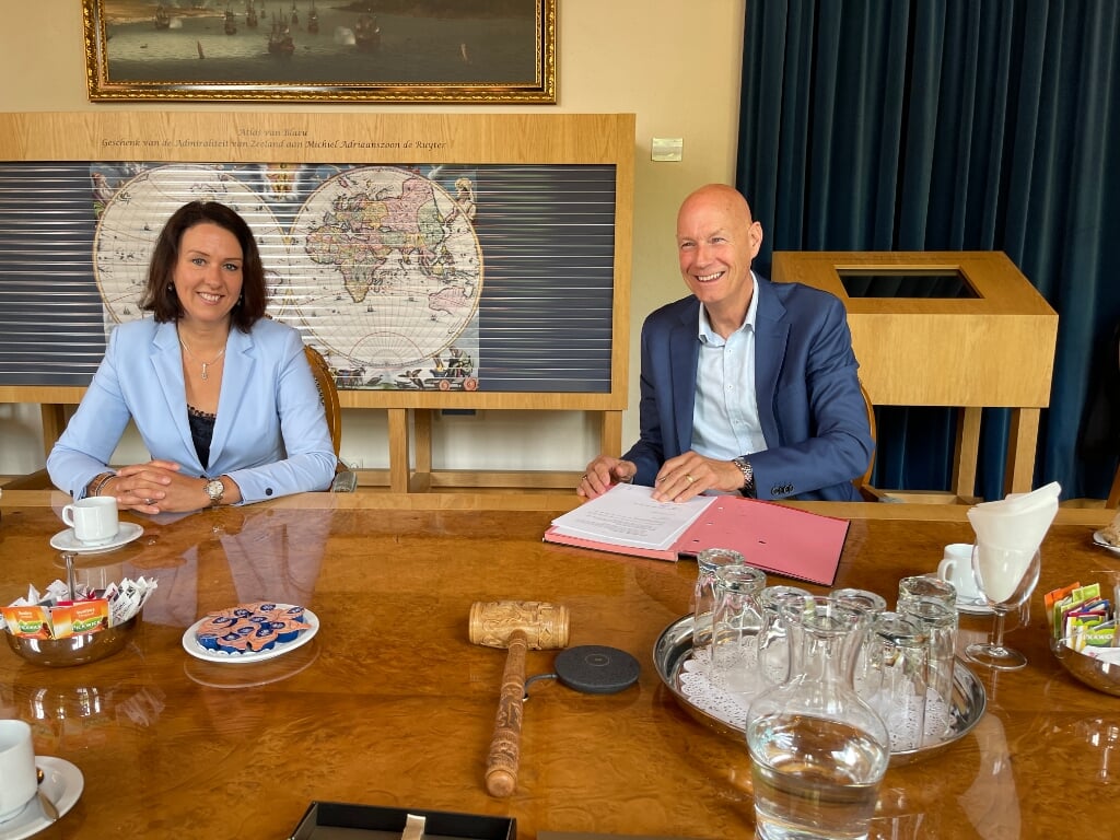 Anita Pijpelink en John Dane bij de ondertekening HZ Kenniscentrum Zeeuwse Samenleving, juni 2021