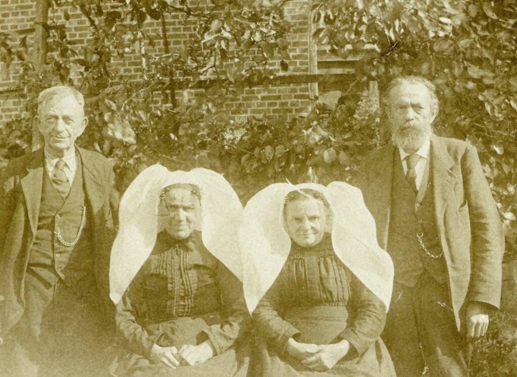 Gerard Gaakeer met echtgenote en rechts Nicolaas Bruijnzeel met zijn echtgenote Willemina Gaakeer. 