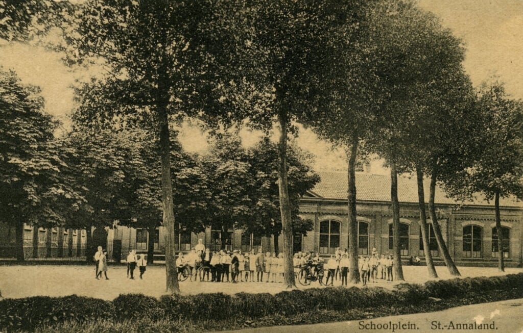 De openbare lagere school aan de Ring rond 1934. 