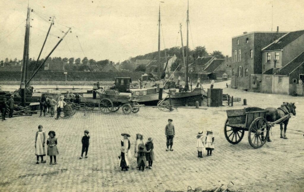 De haven van Stavenisse omstreeks 1915.