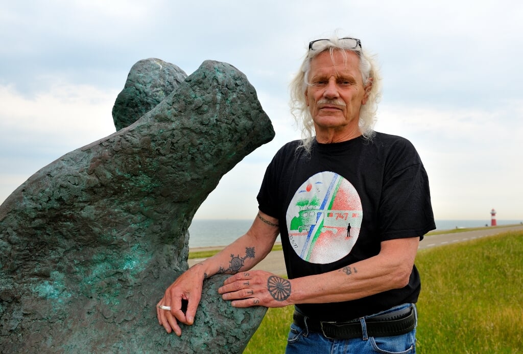 Jan Beckers bij het Moluks monument op de dijk bij Westkapelle.