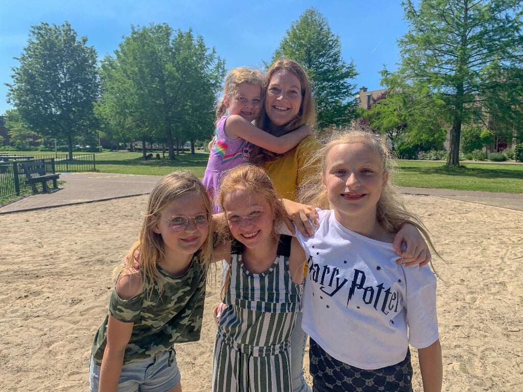 Margreet, dochters Yfke (6) en Fenna (8) en vriendinnetjes Jessie (8) en Yinthe (9) kunnen niet wachten tot de nieuwe speeltuin er is! 