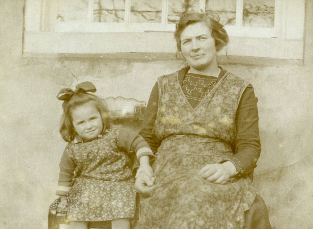 Mientje Bruijnzeel en haar moeder Jannetje Josina Bruijnzeel-van Dijke.