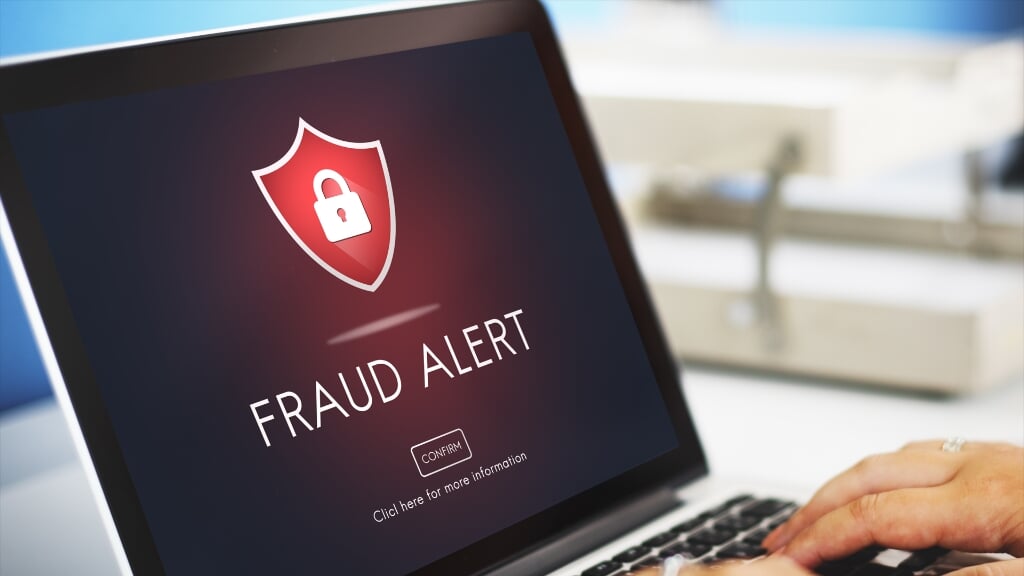 Online gehackt worden: fraude alert op je laptop.