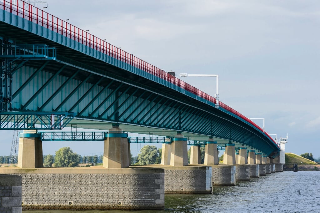 De Haringvlietbrug: belangrijk onderdeel van de verbinding Steenbergen-Rotterdam.