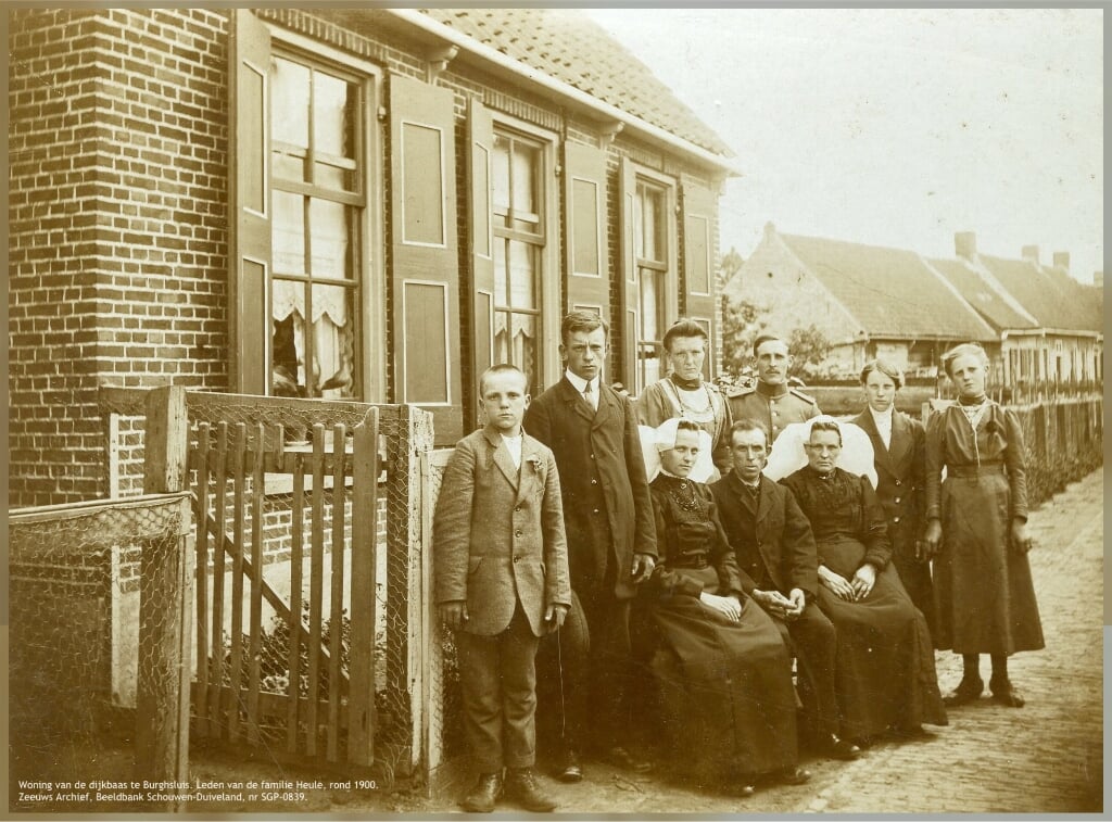 Burghsluis. Woning dijkbaas. Leden van de familie Heule. 1895-1905. Zeeuws Archief, Beeldbank Schouwen-Duiveland, nr. SGP-0839