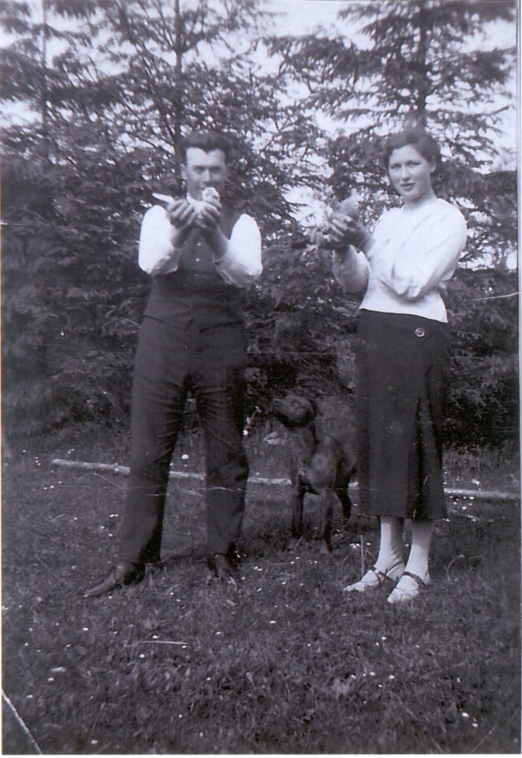 Man en vrouw met in hun hand een duif.