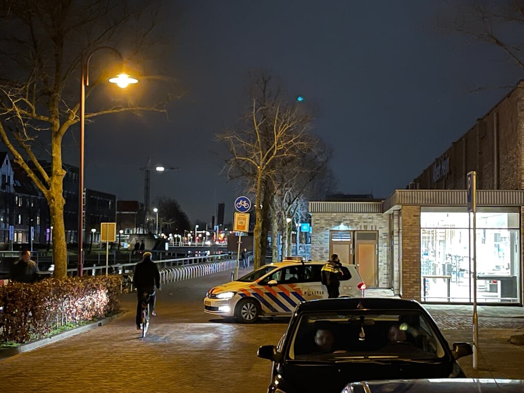 Politie bij Winkelcentrum Tref in Middelburg, februari 2021