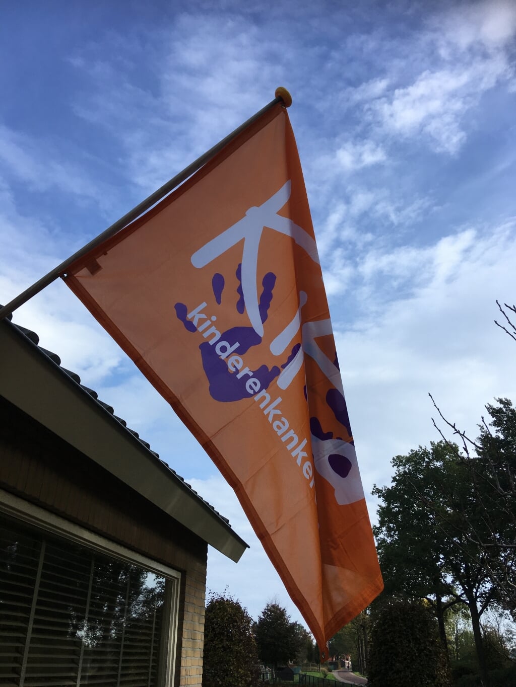De KiKa vlag wappert aan de start- en finishlocatie aan de Luitertweg.