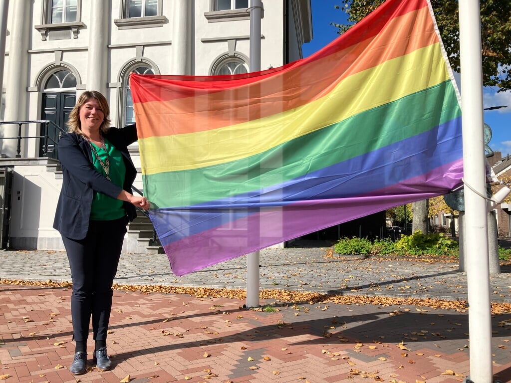 Burgemeester Joyce Vermue voor het Raadhuis met de regenboogvlag.