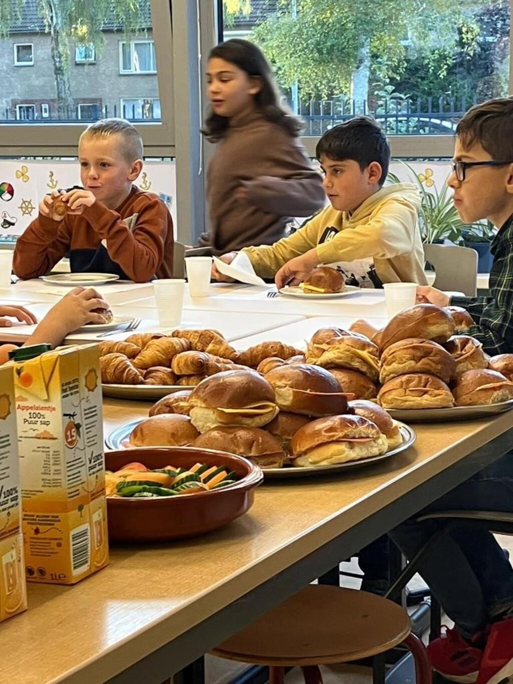 Beeld van het Nationaal Schoolontbijt in de Annaschool.