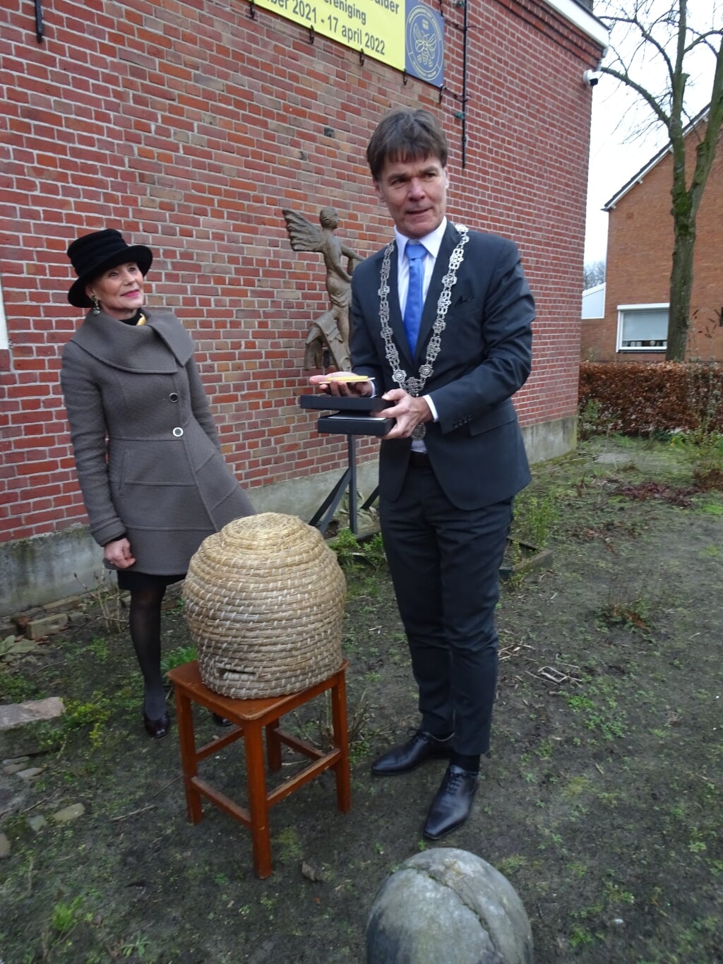 Burgemeester Depla ontvangt het eerste bijenwaszegel van Ellen Janssen.