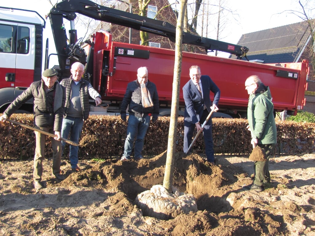 Samen met buurtbewoners plant wethouder Patrick Kok de eerste nieuwe boom.