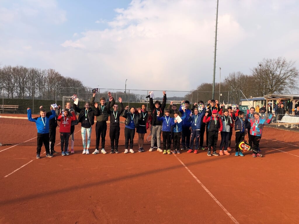 Blije gezichten bij de deelnemers aan de Halderbergse Jeugd Tenniskampioenschappen.
