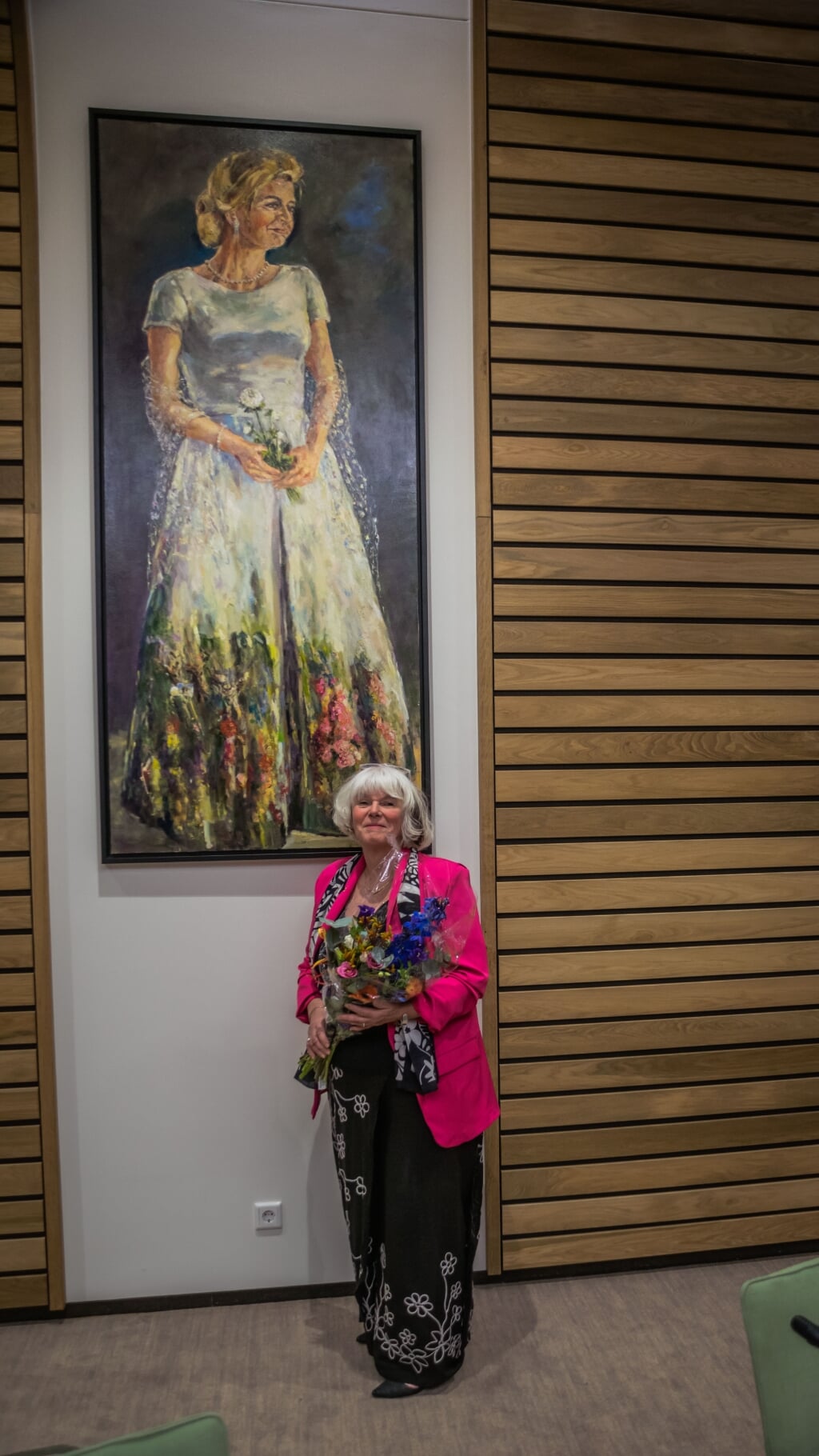 Mieke Zundert poseert voor het portret van koningin Maxima.