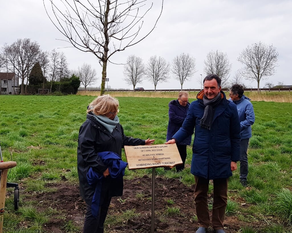 Wethouder Wilma Baartmans en Vicaris Paul Verbeek planten de Gummarusboom.