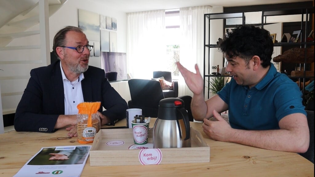 Wethouder Koos Krook aan de koffie met Peter Plasmans uit Nieuw-Vossemeer.