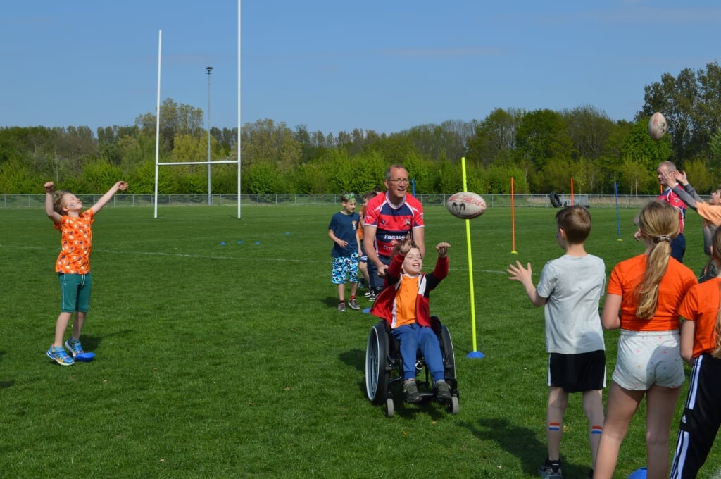 Leerlingen in actie bij een clinic rugby van vereniging Tovaal.