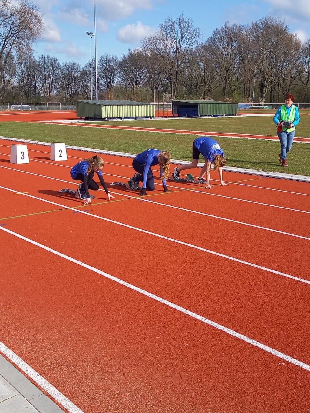 Myrthe, Evy en Veerle oefenen de start van de sprint.