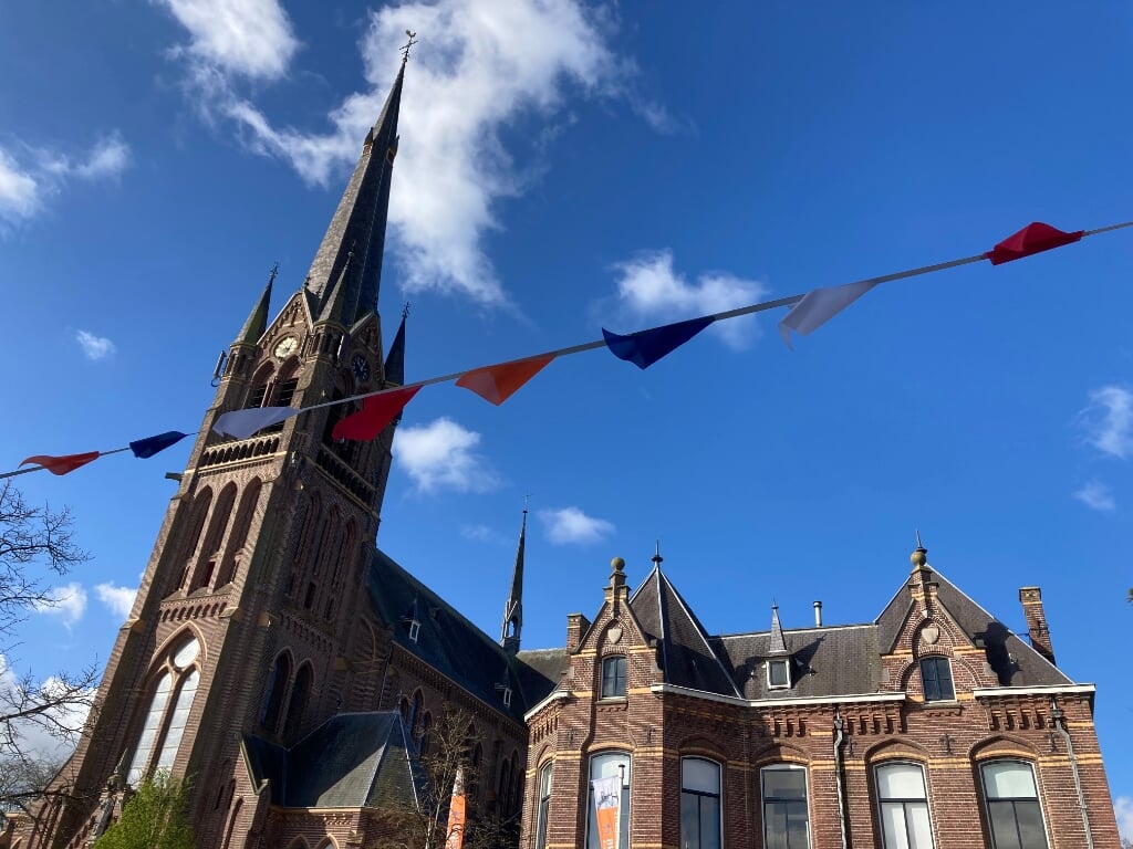 Honderden meters vlaggenlijnen vrolijken het centrum van Ulvenhout in de aanloop naar Koningsdag op.